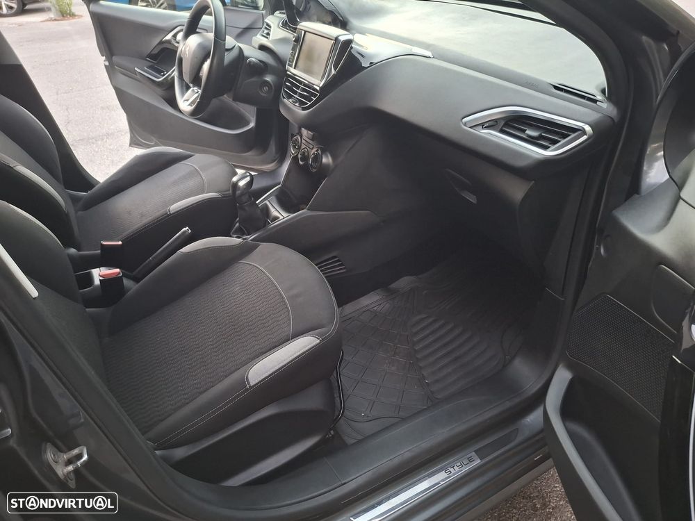 Peugeot 208 1.2 VTi SE Style - 14