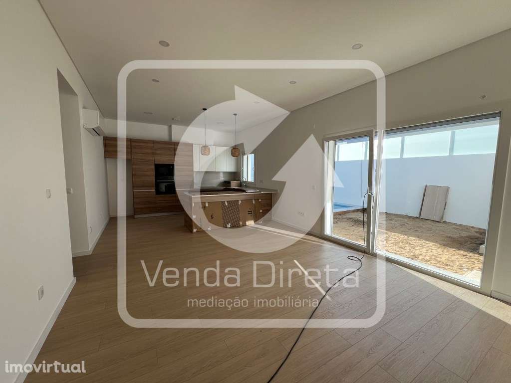 Moradia T4 nova com 3 suítes e piscina privativa em Fernão Ferro - Grande imagem: 2/30