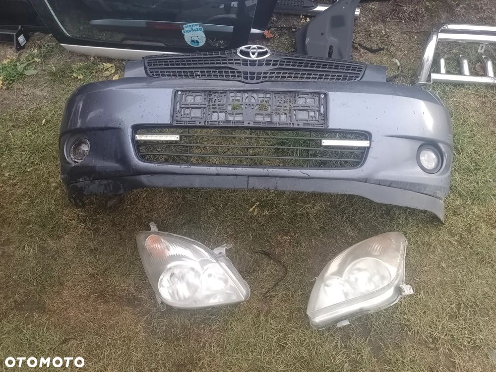 Toyota Corolla Verso E12 2002- lampa przód lewa prawa - 1