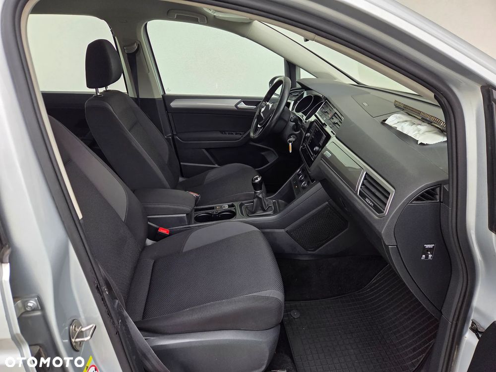 Volkswagen Touran - 11