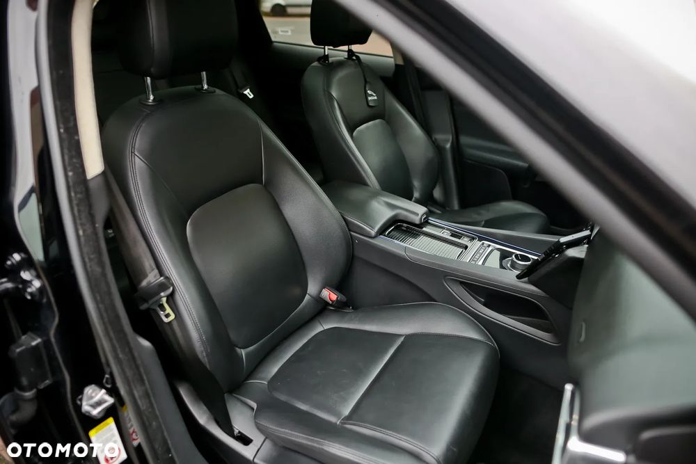 Jaguar F-Pace - 34