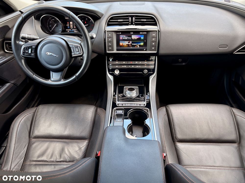 Jaguar XE E-Performance Prestige - 8