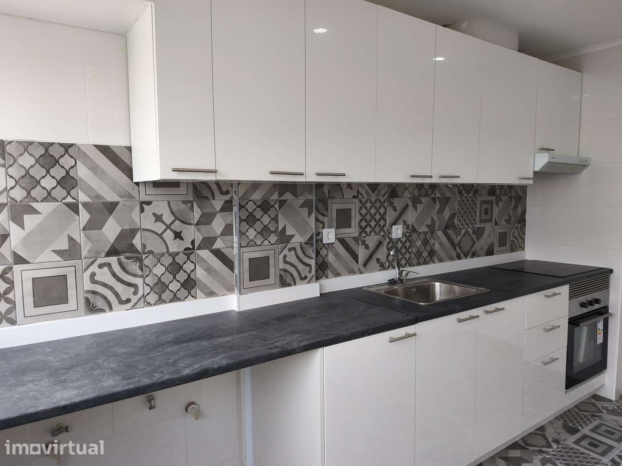 T2 Centro Queijas, Totalmente Remodelado, Junto aos CTT e P. Doce - Grande imagem: 2/32
