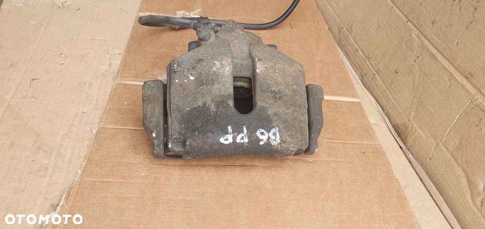 Zacisk hamulcowy prawy przód VW Passat B6 - 2