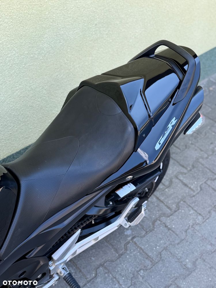 Suzuki GSR - 33