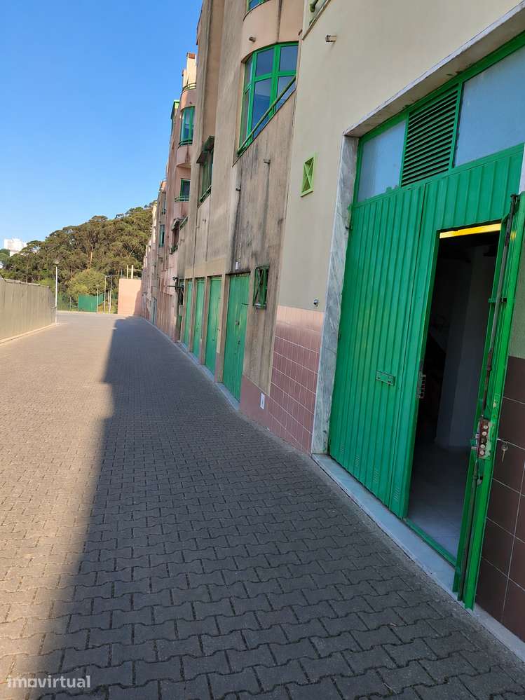 Garagem com saída para a rua. Transformada em loft. Bem localizada. - Grande imagem: 2/9