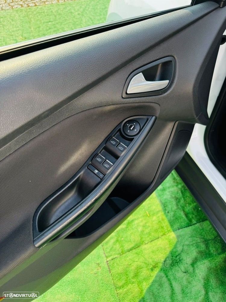 Ford Focus 1.0 EcoBoost S&S Champions Edition - 27