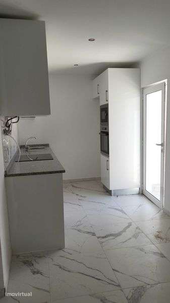 Casa geminada com 2 quartos e 1 casa de banho - Grande imagem: 2/11