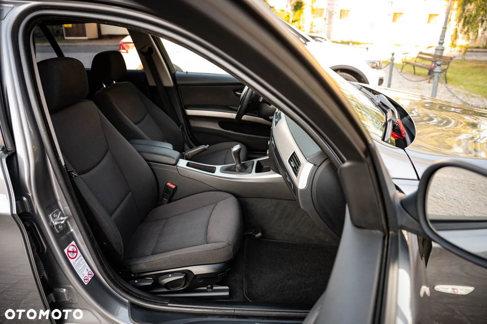 BMW Seria 3 318d - 28