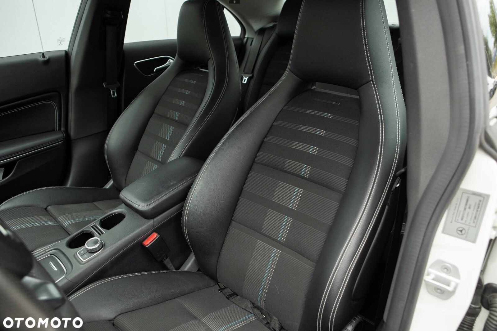 Mercedes-Benz CLA 180 7G-DCT - 27