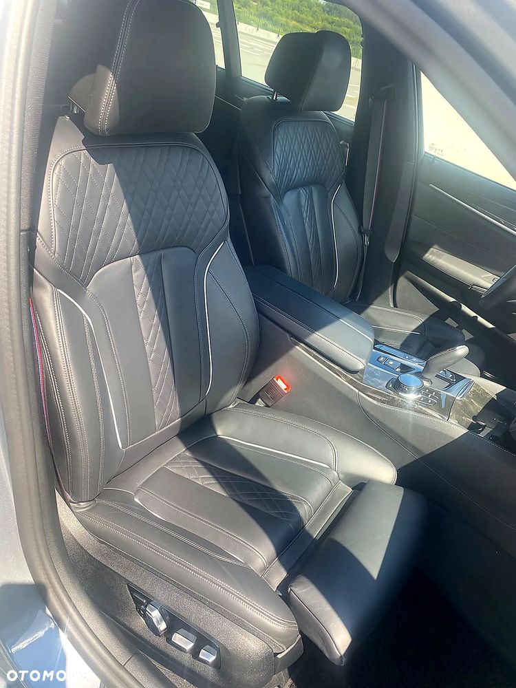 BMW Seria 5 M550i xDrive - 38