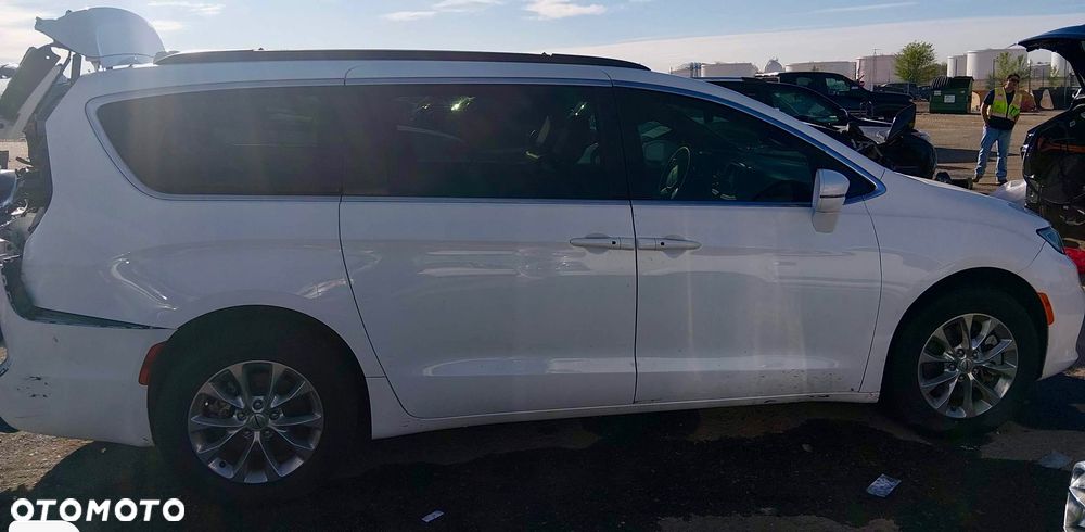 Chrysler Pacifica - 2