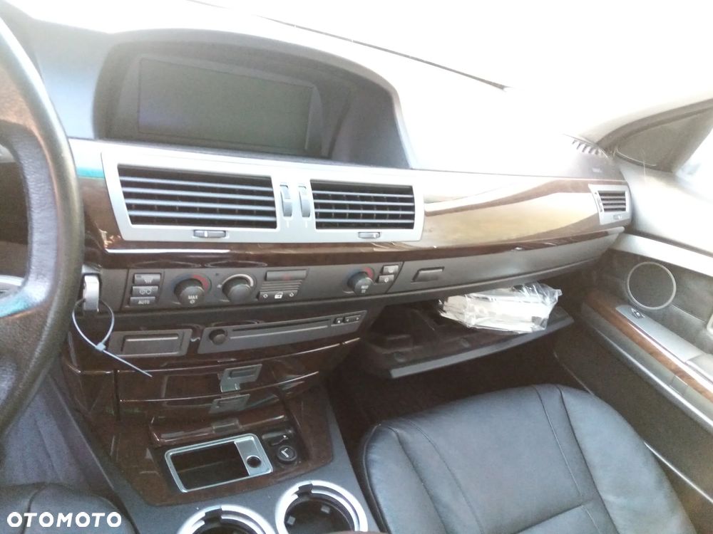 BMW E65 735i 3.6 N62B36A  01 - 05 - LAMPA TYL TYLNA LEWA PRAWA - 23