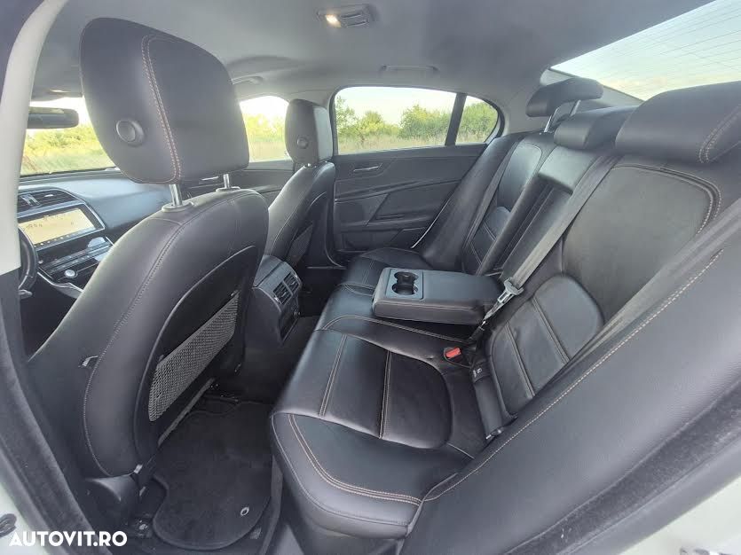 Jaguar XE 2.0 AWD Prestige - 9