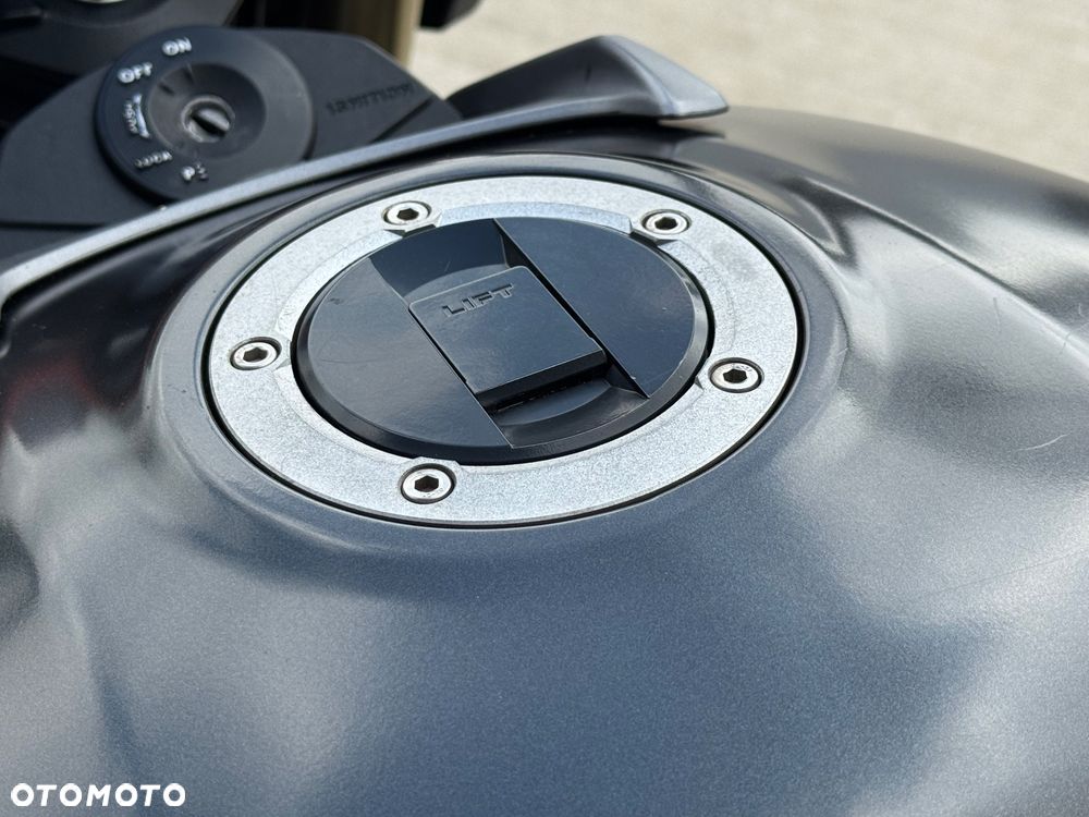 Suzuki GSR - 30