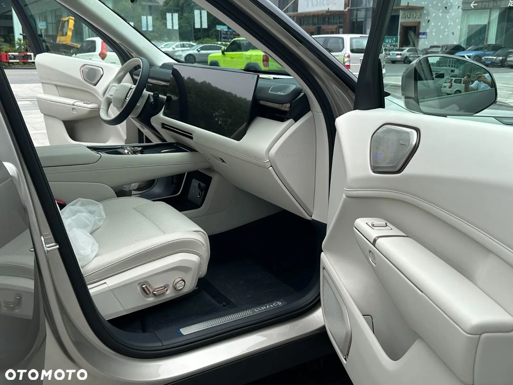 Lynk & Co 900 - 38