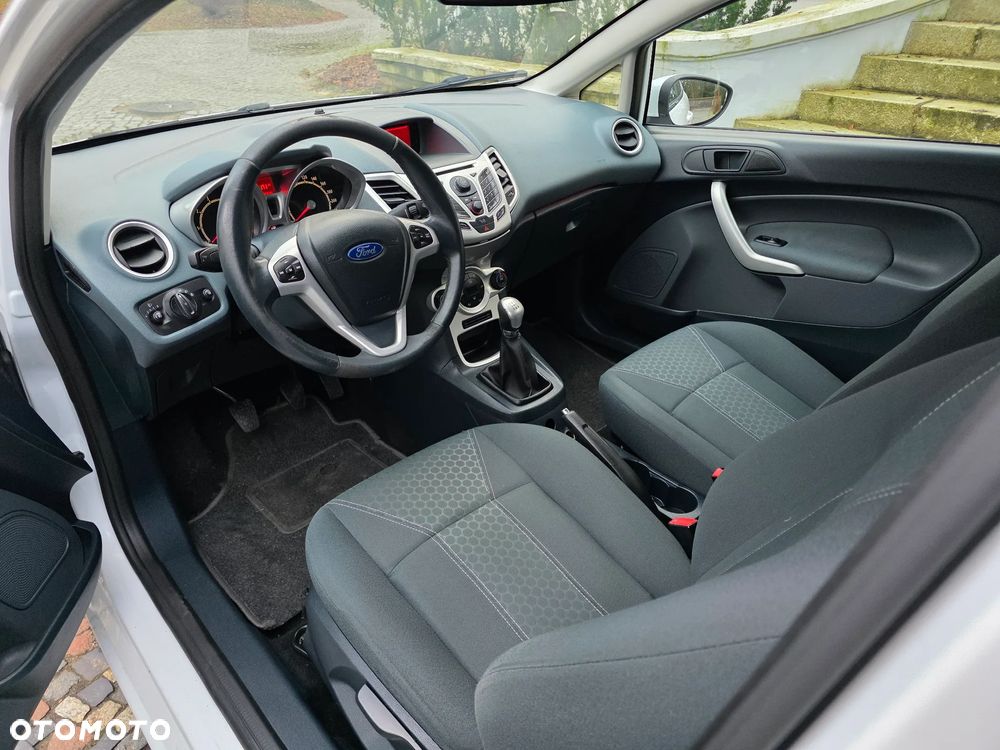 Ford Fiesta - 25