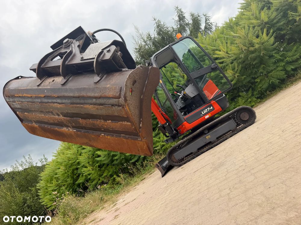 Kubota U27 Minikoparka koparka gąsienicowa 2.8 tony. jak Nówka sztuka z salonu! 2017 rok. 1570mtg. Przywieziona z Gospodarstwa Norweskiego! Zadbana Maszyna ani deka luzów i wycieków. Aktualna Dekra dokumentacja BMWT! Łyżka skarpowa uchylna Hydrauliczna! Szybka wolna jazda. Zamki na tłokach. Wersja Norweska!! OKAZJA Tanio - 20