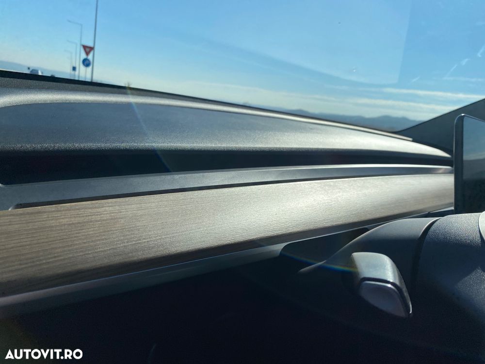 Tesla Model Y RWD Long Range - 12