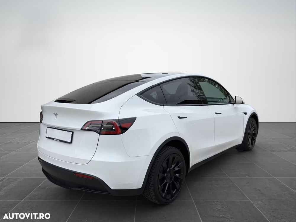 Tesla Model Y - 7