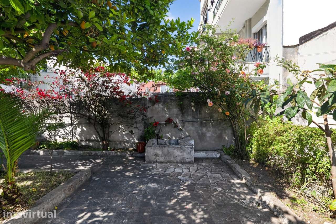 Apartamento T2+1 com pátio de 95m2 na Estrela para remodelação - Grande imagem: 3/50
