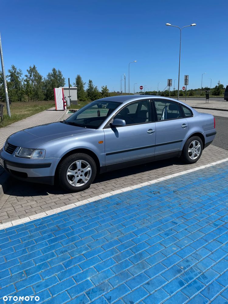 Volkswagen Passat - 1