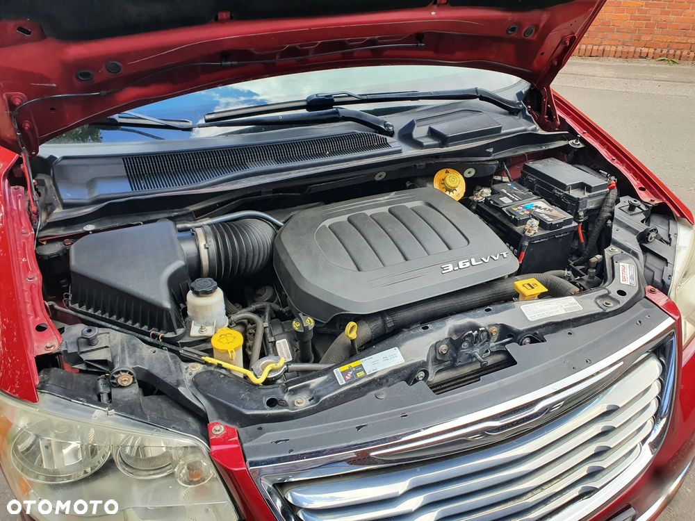 Chrysler Town & Country 3.6 Limited - 33