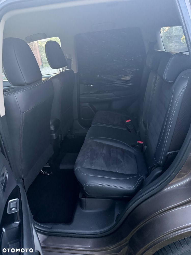 Mitsubishi Outlander Instyle NAVI + - 22