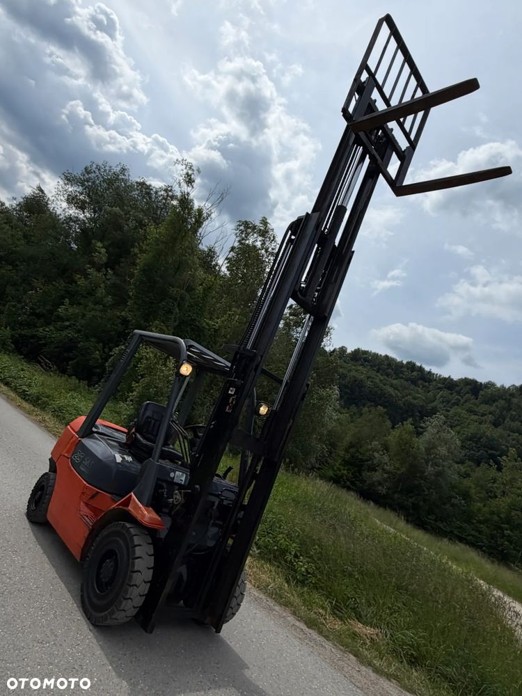 Toyota 7FDF25 Wózek Widłowy 2,5tony. Niski Przebieg 4800 mtg. Wolny skok. Triplex. Oryginał z Norwegii z Gospodarstwa ziemniaczanego woził lekkie ładunki.. Zero luzów i wycieków. Maszyna po wszystkich dużych serwisach w DEKRA. ZERO wkładu własnego. Maszt Triplex. Dodatkowa 3 linia Hydrauliczna. Diesel! Hamulce brzytwa! Koła pełne. REWERS JAZDA. Opony bardzo ładne. Oświetlenie fabryczne. Potężna moc. Wysoka precyzja pracy oraz jazdy! - 37