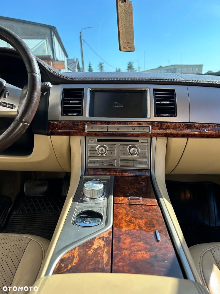 Jaguar XF 2.7 V6 D Luxury - 12