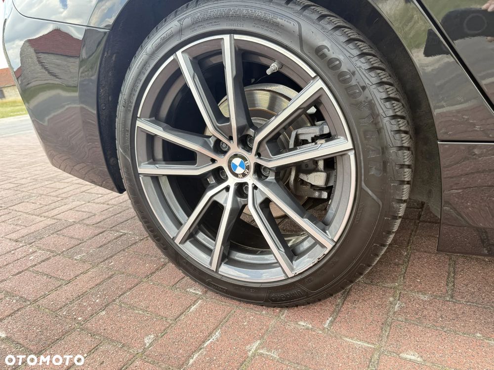 BMW Seria 3 318d mHEV - 23