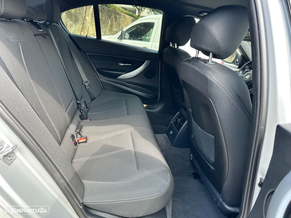 BMW 318 d Line Sport - 36