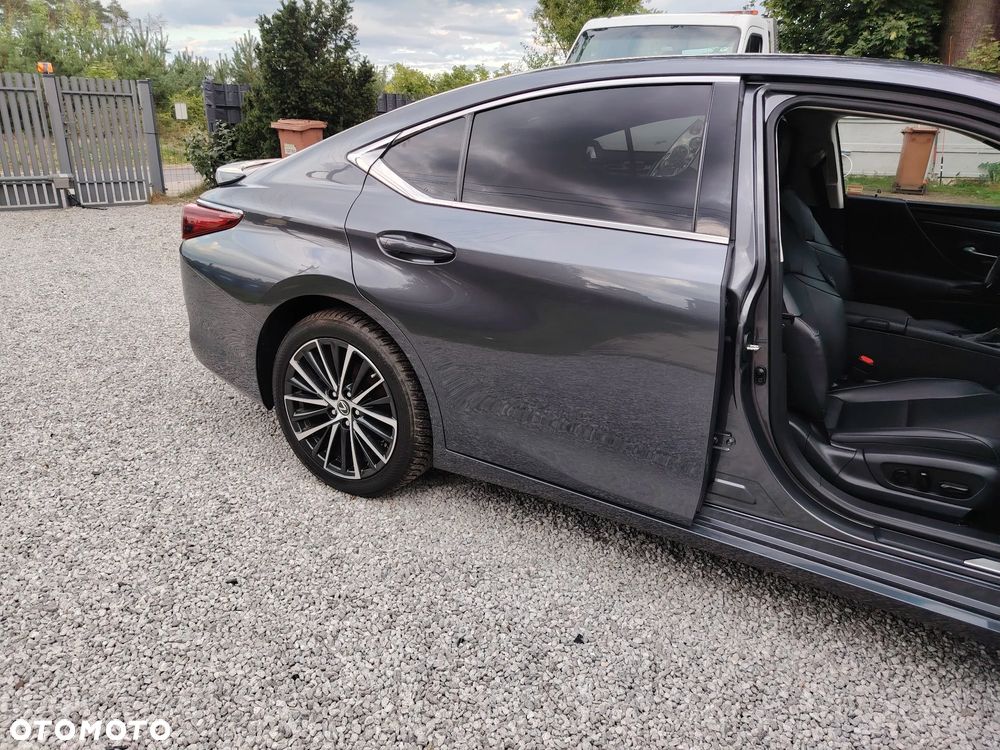 Lexus ES 300h Business Edition - 11