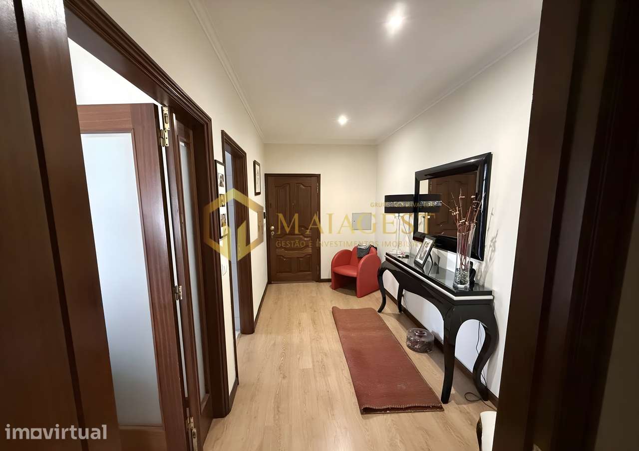 Apartamento T2 Renovado na Madalena com Garagem e Arrumos - Grande imagem: 2/36