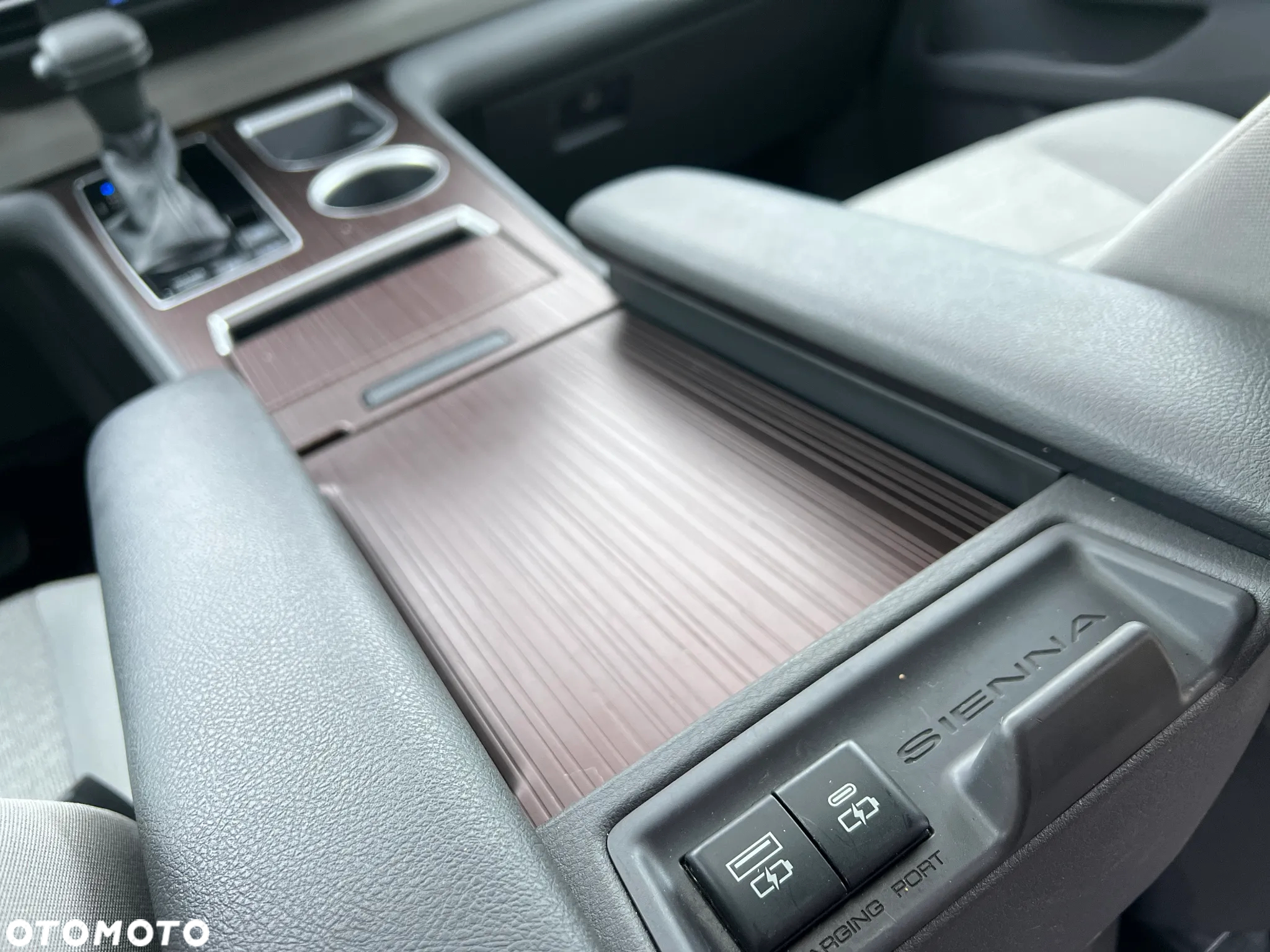 Toyota Sienna - 25