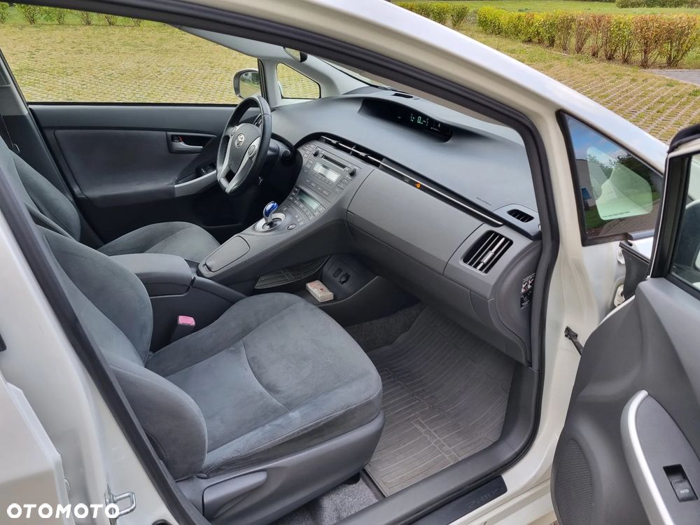 Toyota Prius (Hybrid) Life - 9