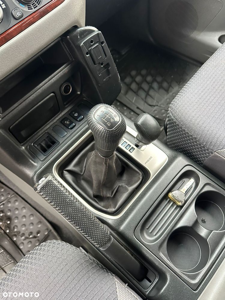 Mitsubishi Pajero - 11