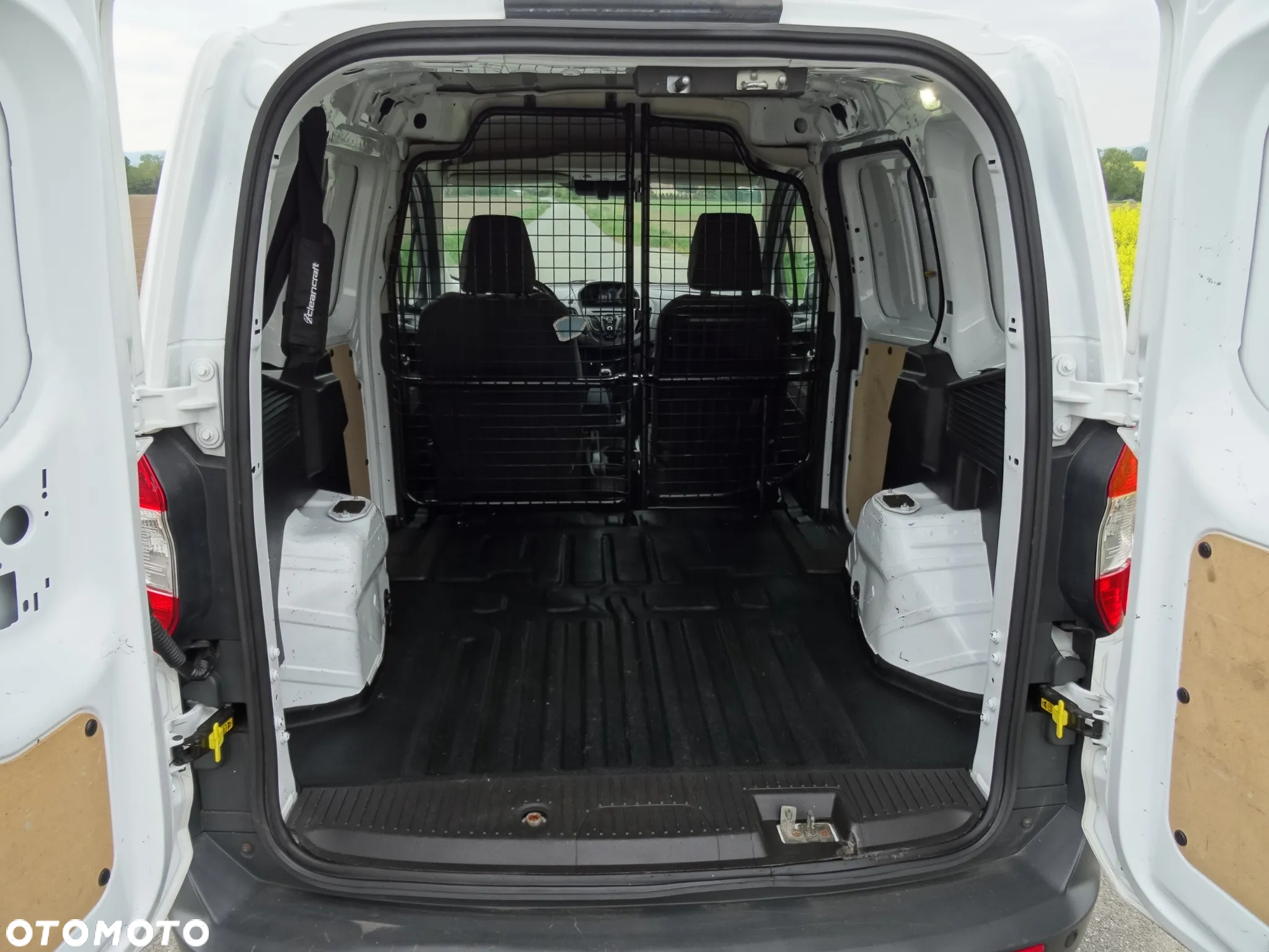 Ford Transit Courier - 11