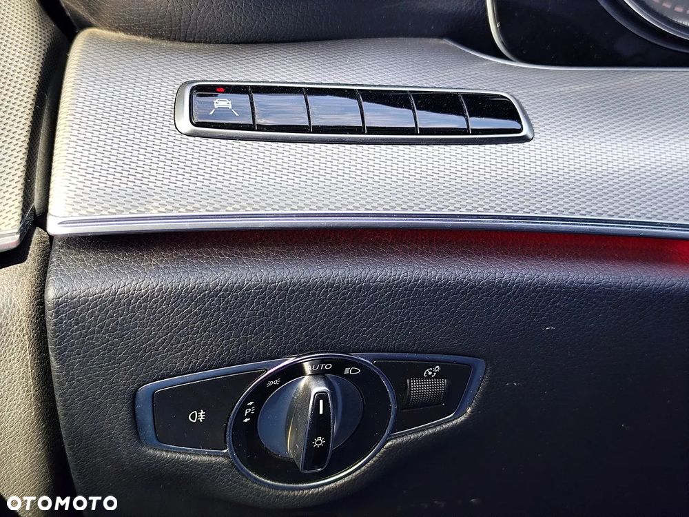 Mercedes-Benz Klasa E 220 d 4-Matic 9G-TRONIC - 18