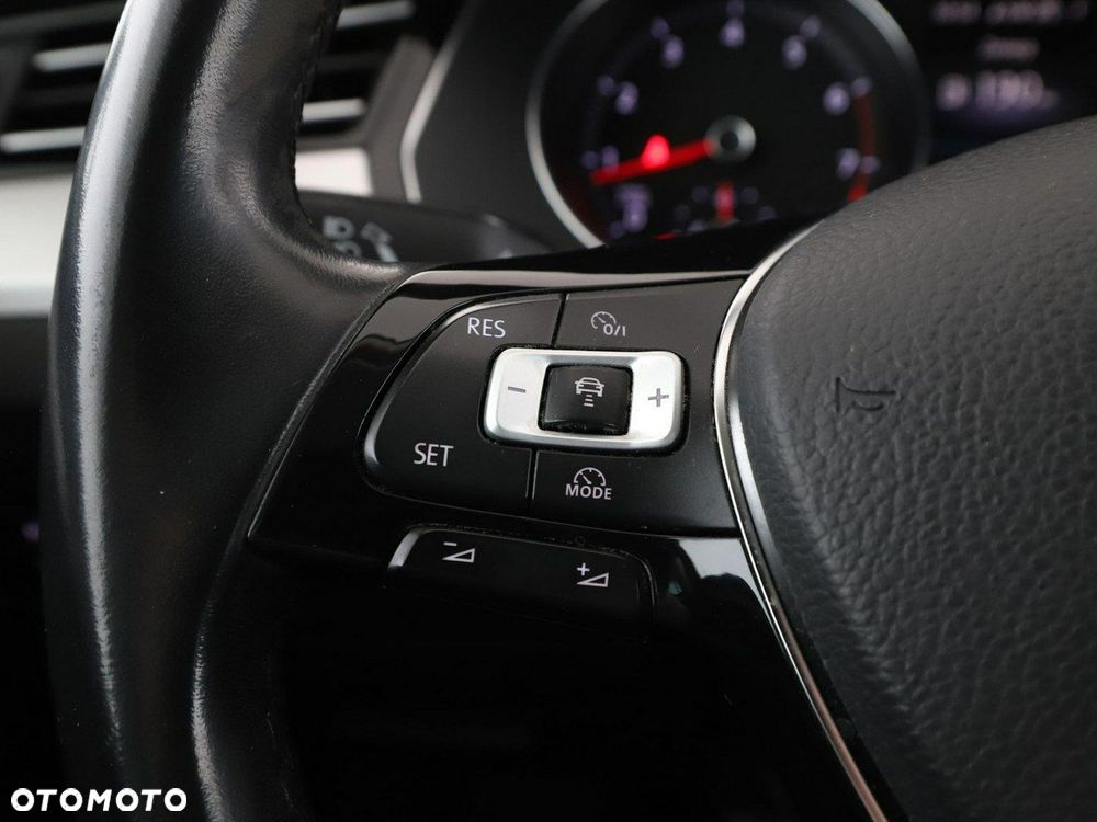 Volkswagen Passat - 30