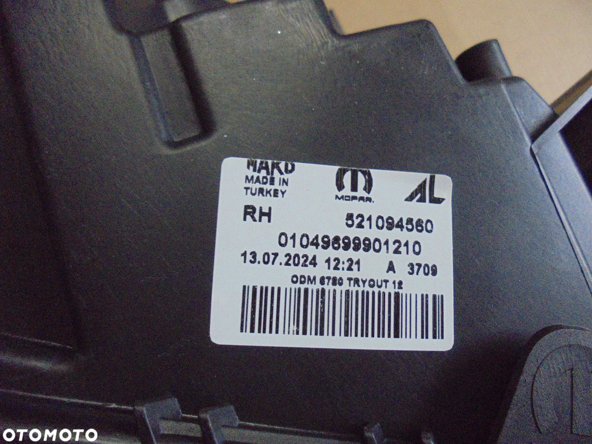 REFLEKTOR LAMPA PRAWA FIAT DOBLO 2015-> 521094560 CZARNA - 2