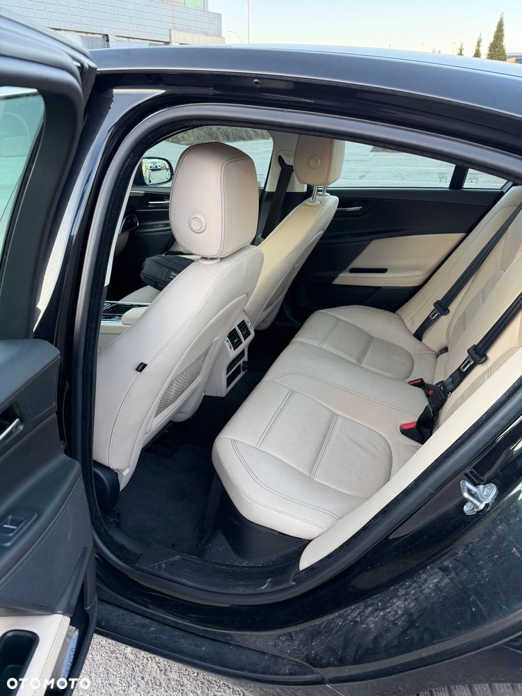 Jaguar XE 2.0 D Prestige - 6