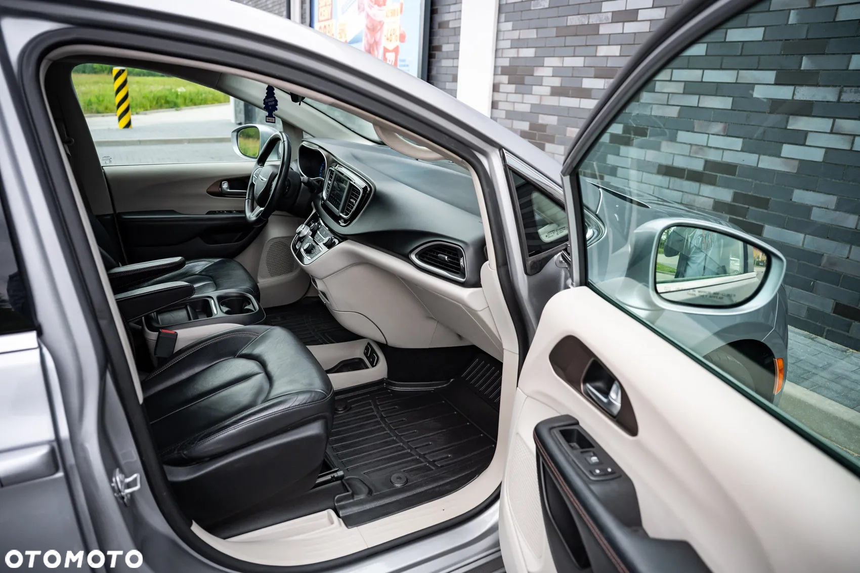Chrysler Pacifica - 12