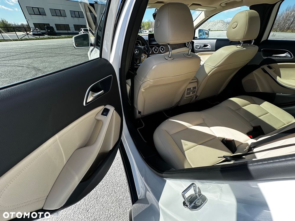 Mercedes-Benz GLA 250 4Matic 7G-DCT - 17