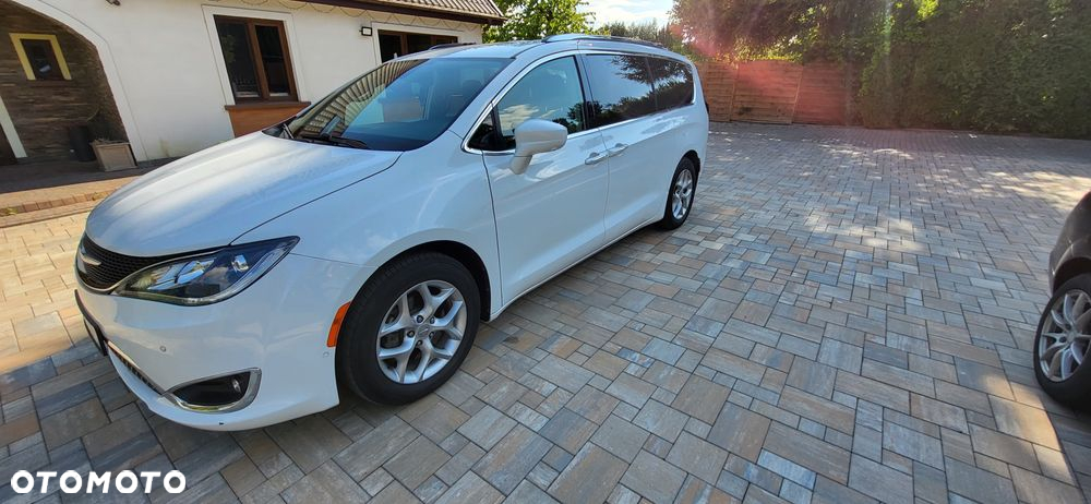 Chrysler Pacifica - 3