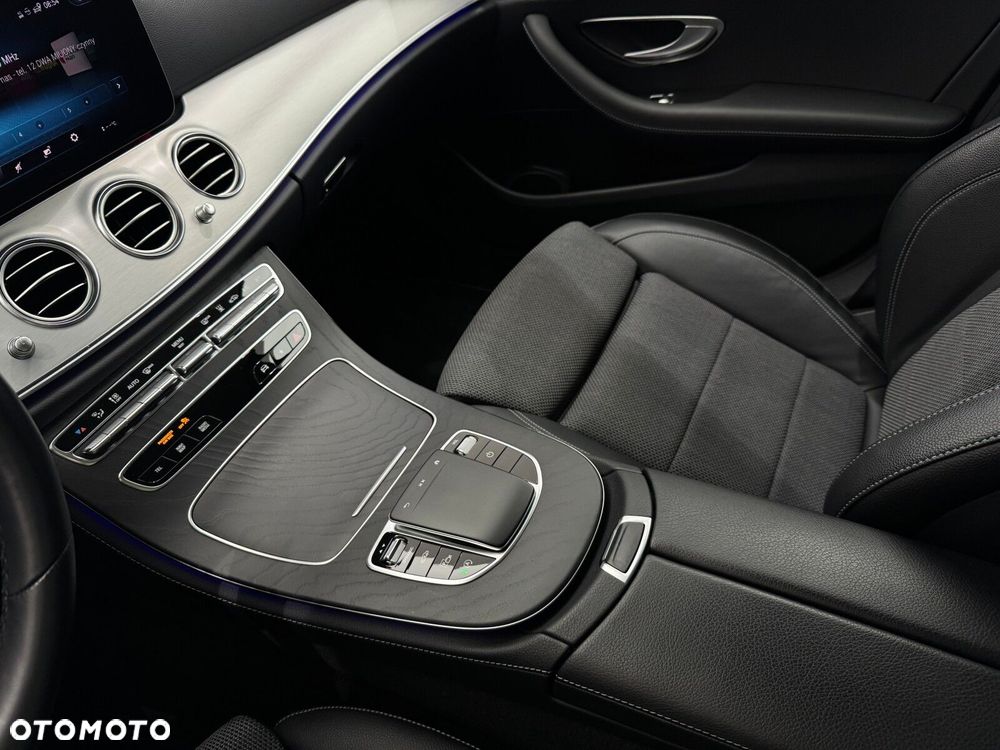 Mercedes-Benz Klasa E 220 d 4-Matic AMG/Avantgarde - 24