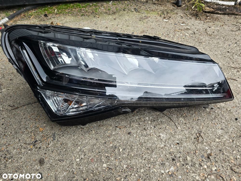 Reflektor prawy przód skoda superb III  3V1 941 016 C - 1
