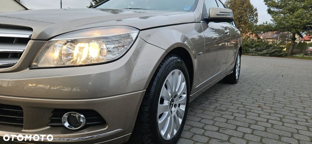 Mercedes-Benz Klasa C 180 T CGI Automatik BlueEFFICIENCY Avantgarde - 16