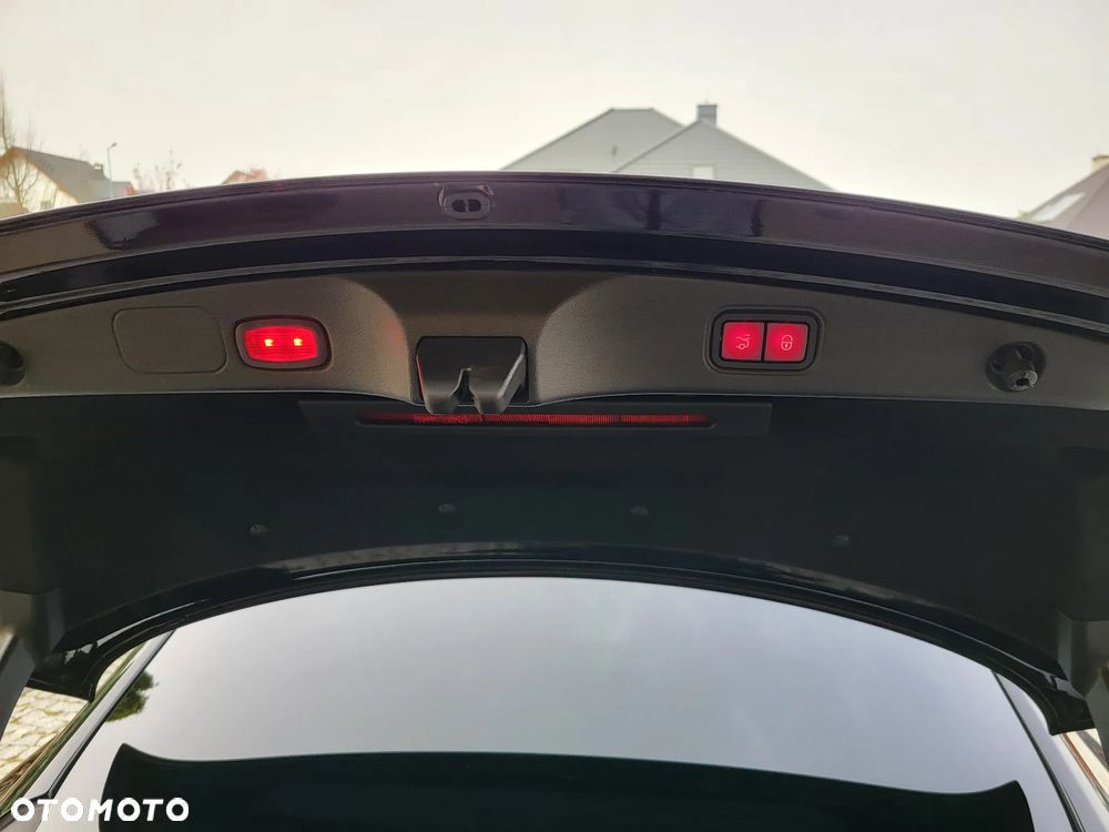 Mercedes-Benz Klasa E 400 4-Matic 9G-TRONIC - 38