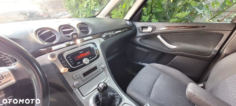 Ford Galaxy 2.0 Ghia - 28